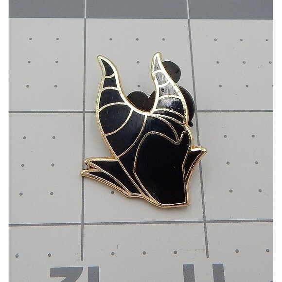 Disney Sleeping Beauty Maleficent Trading Pin 2014 Silhouette Black Gold Outline - Picture 1 of 5